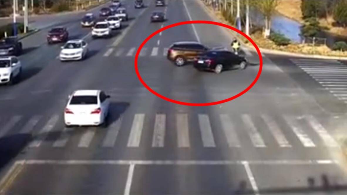 14秒丨滨州街头一左转弯车辆未礼让直行车辆发生碰撞 未造成人员伤亡