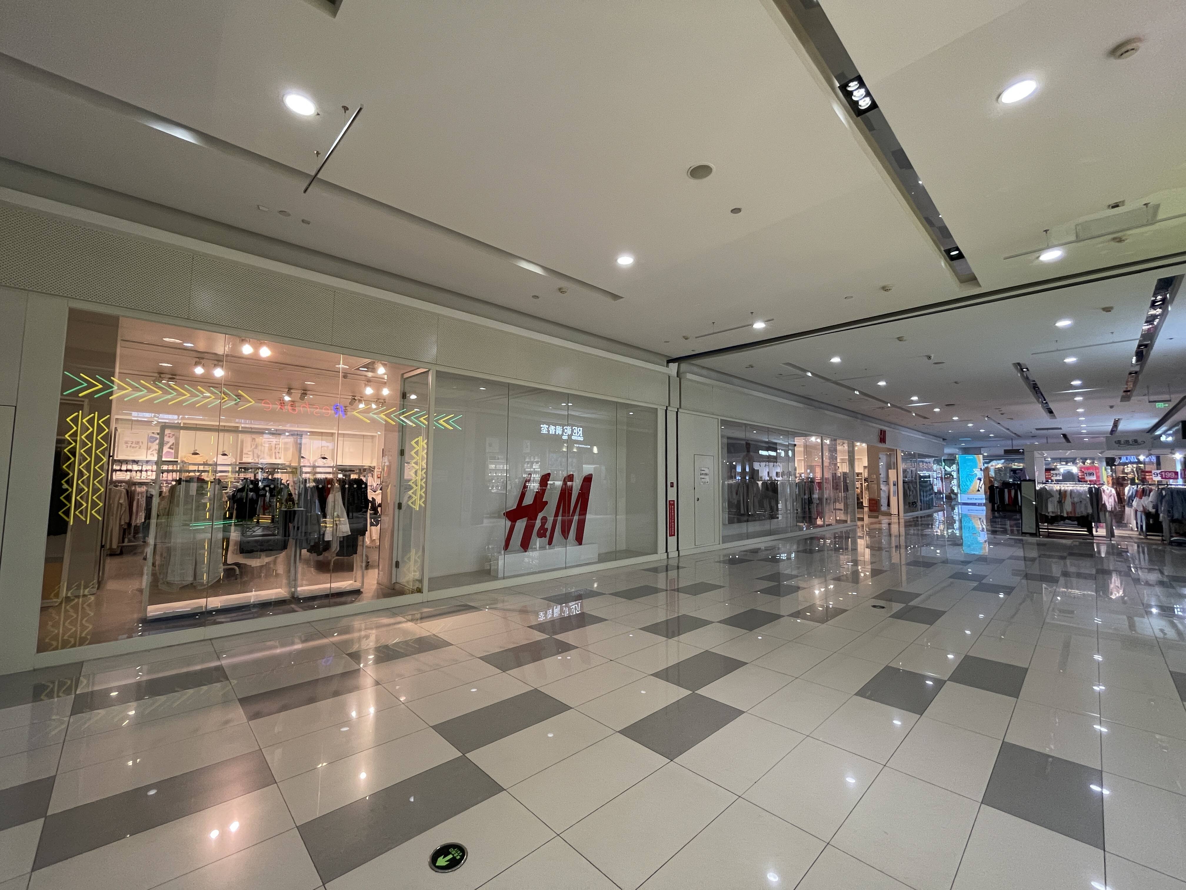 济南H&M世茂广场店上周末恢复营业 记者走访购物的人不多