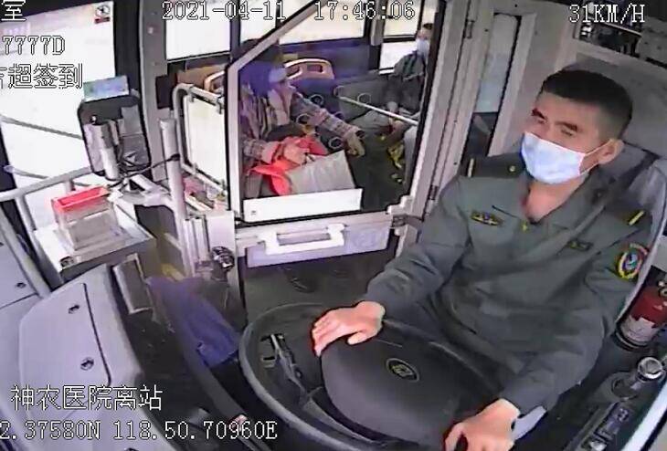 10岁男孩坐错车 日照莒县公交人爱心接力平安将其送回家！