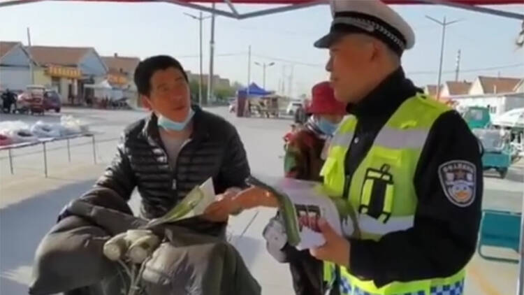 20秒丨滨州滨城交警交通安全宣传进农村大集 与村民面对面话安全