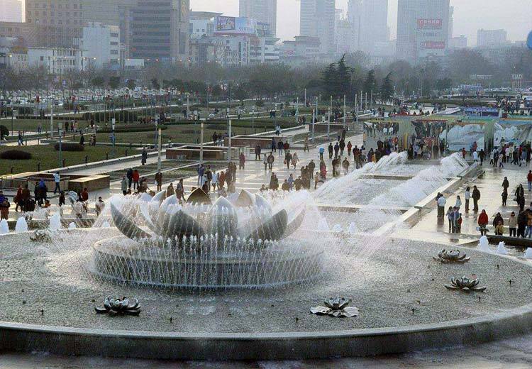 迎五一清洗维护  济南泉城广场音乐喷泉停喷一周