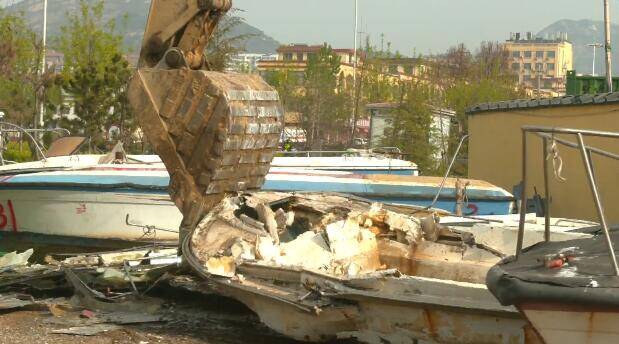 24秒丨日照岚山区70多艘“三无”渔船被依法拆解