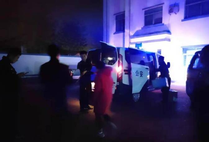 女子冒雨骑电动车上高速 滨州民警细致盘查证实该女子为连续实施盗窃犯罪嫌疑人