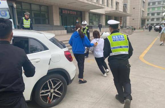 滨州一儿童头部磕伤急需就医 民警开辟“绿色通道”紧急护送