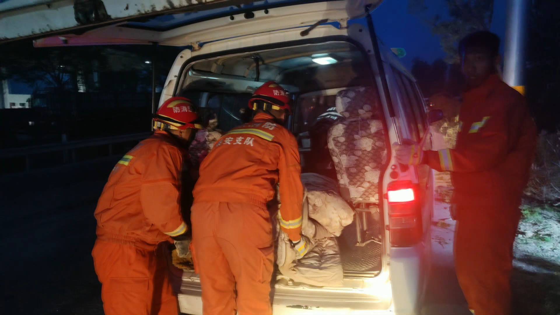 41秒｜泰安一大货车司机疲劳驾驶撞塌民房 一人被困消防紧急救援