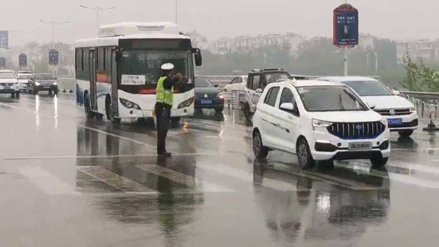 30秒丨滨州沾化迎来降雨天气 执勤交警雨中执勤护畅通