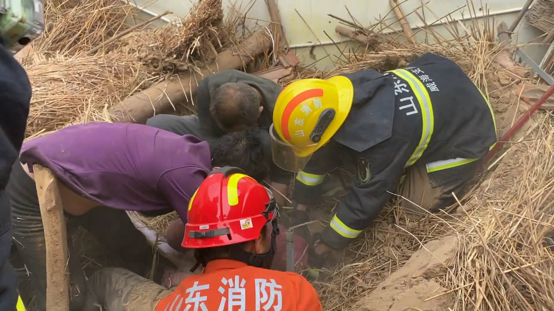 46秒｜山东威海房屋突然坍塌一人遭压 消防员徒手扒土紧急救援