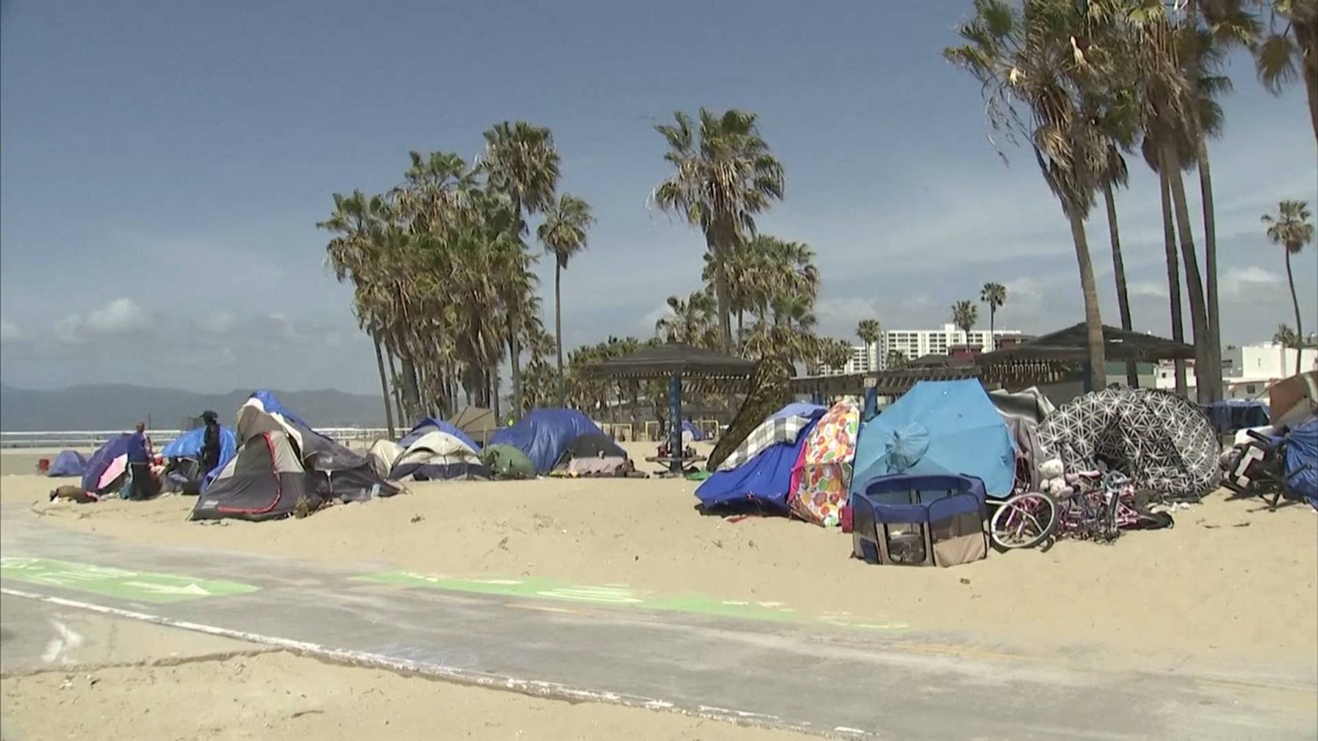 46秒 优美海滩变 贫民窟 洛杉矶威尼斯海滩被流浪汉的 帐篷 占领
