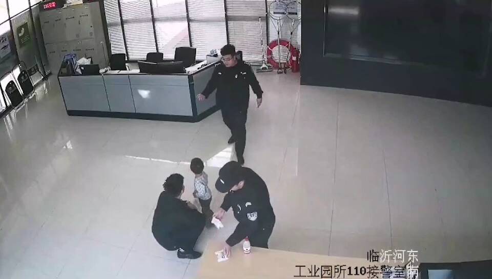 28秒｜三岁儿童贪玩走失 临沂河东警方多方动员成功救助