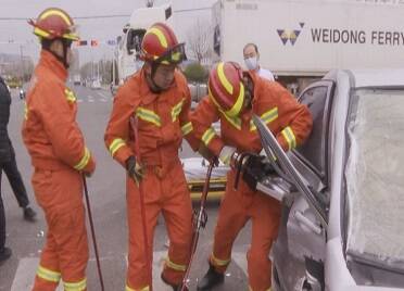 46秒丨十字路口兩車相撞一老人被困 威海消防破拆車門緊急救援