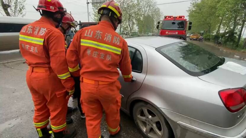 33秒｜轿车与拖拉机相撞，滕州消防破拆救人