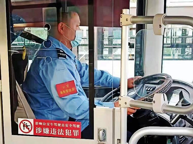 35秒丨路遇三轮车起火 潍坊公交驾驶员提着灭火器就冲了过去