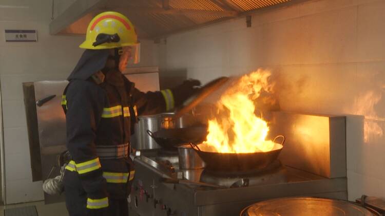 消防小实验：油锅起火该怎么灭？