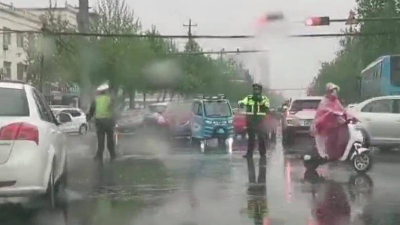 27秒丨厨具节遇降雨 滨州博兴交警全员上路疏导交通