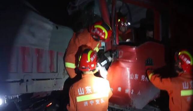 24秒｜两半挂车追尾司机被卡驾驶室 济宁消防紧急救援