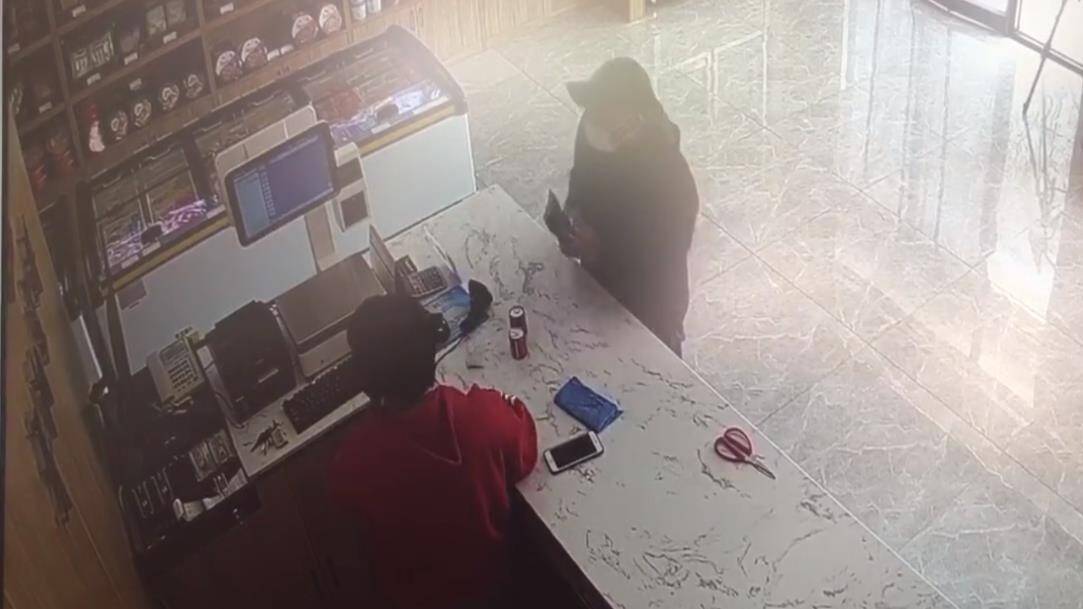 38秒｜濱州一男子在商店用100元找零詐騙被店員當(dāng)場(chǎng)識(shí)破