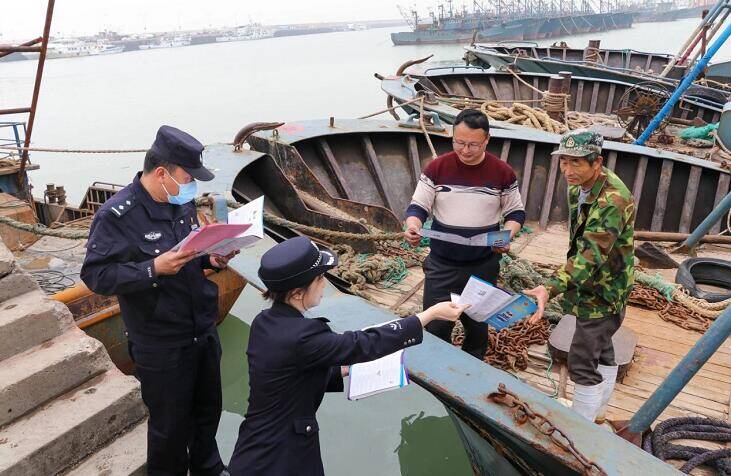 27秒丨日照海岸警察靠前服务渔民 迎接黄渤海休渔期