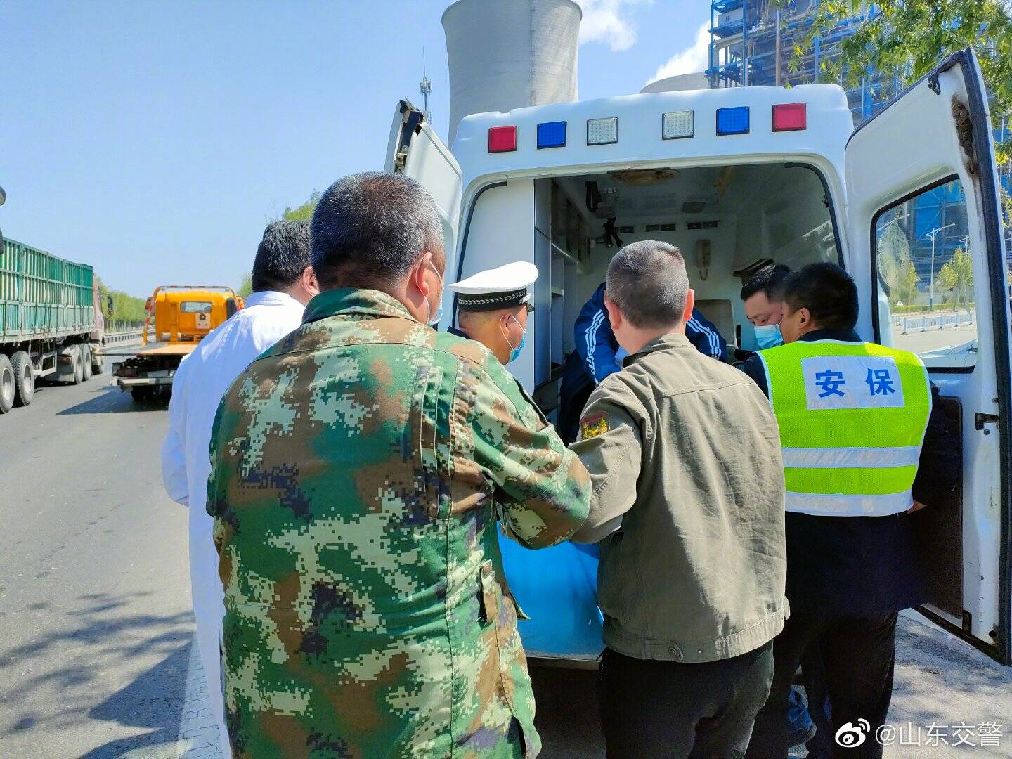 阳信交警巡逻途中遇事故及时救助受伤群众