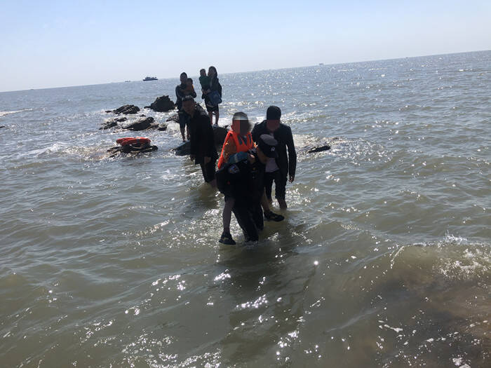 34秒｜五一假期多名游客被困礁石 日照公安民警紧急救援