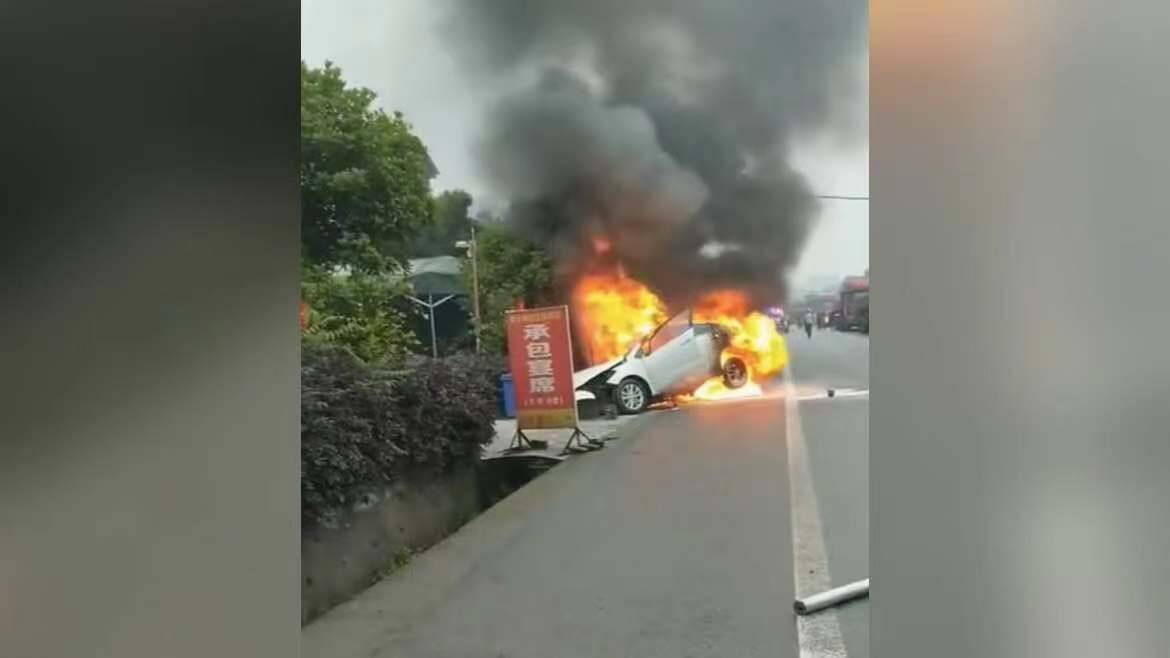 35秒丨眉山一轎車撞進路溝爆燃 附近村民和交警冒火上前救出4人