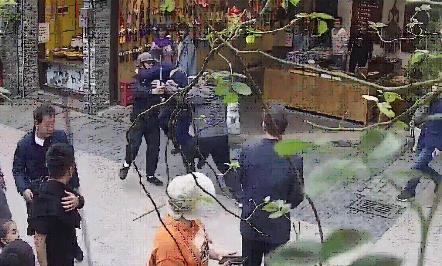 扬州：男子假冒警察持械伤人 山东汉子挺身飞扑将其制服
