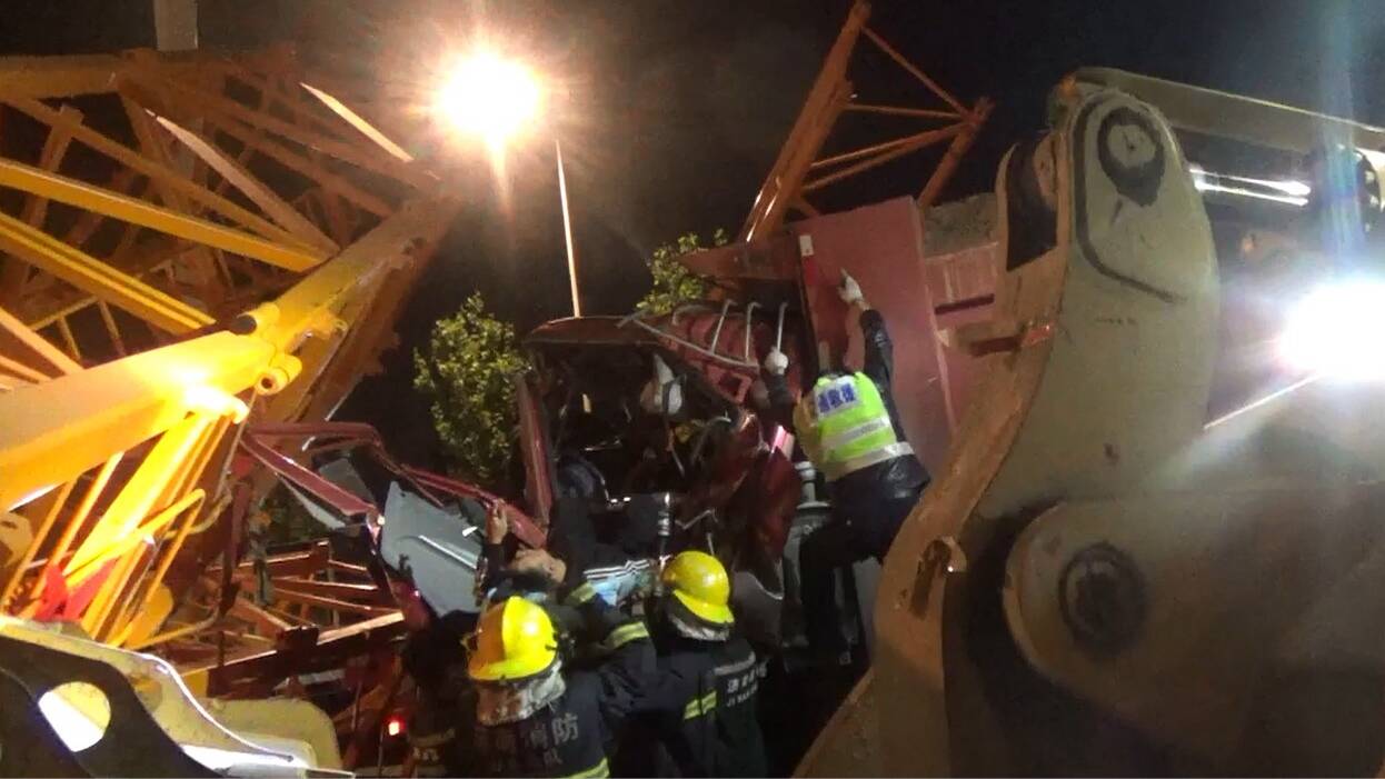 济南一渣土车与半挂车相撞导致驾驶员被困 消防紧急营救
