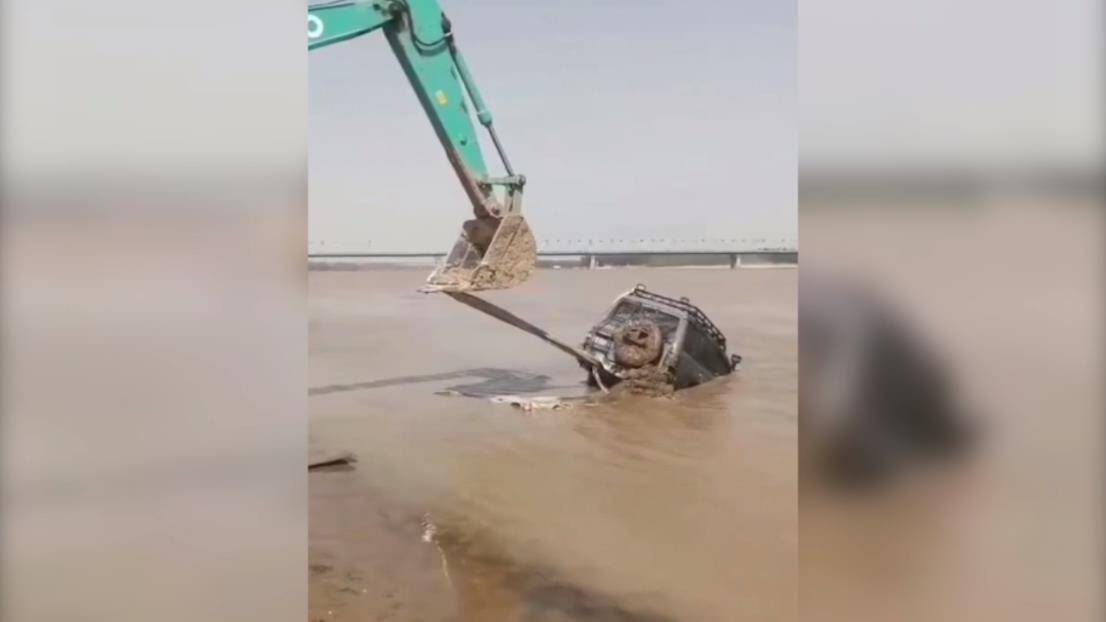 36秒｜惊险！滨州一车辆陷入黄河滩，动用挖掘机拖出！