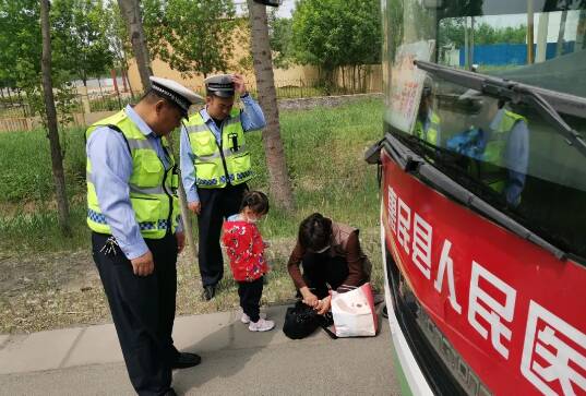滨州惠民一老太太把包遗落在公交车上 幸亏民警帮忙“追赶”