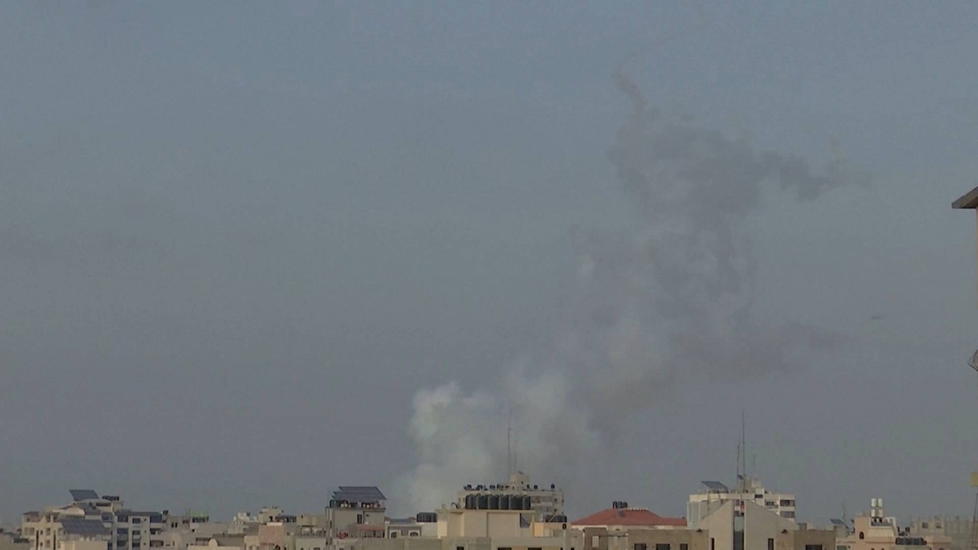 加沙地带武装人员向以色列发射火箭弹 以军空袭报复致数十人死伤