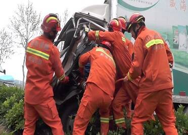 两车相撞驾驶员被困 威海消防紧急破拆车门救援