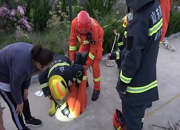 惊险！威海一儿童坠入三十几公分窄井中 消防员倒挂入井救人