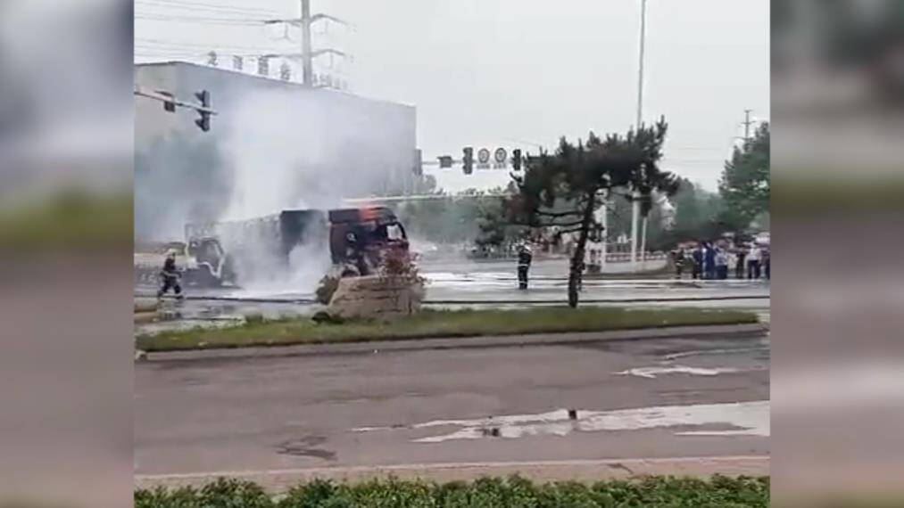 滨州邹平两辆货车相撞导致起火 现场火势凶猛