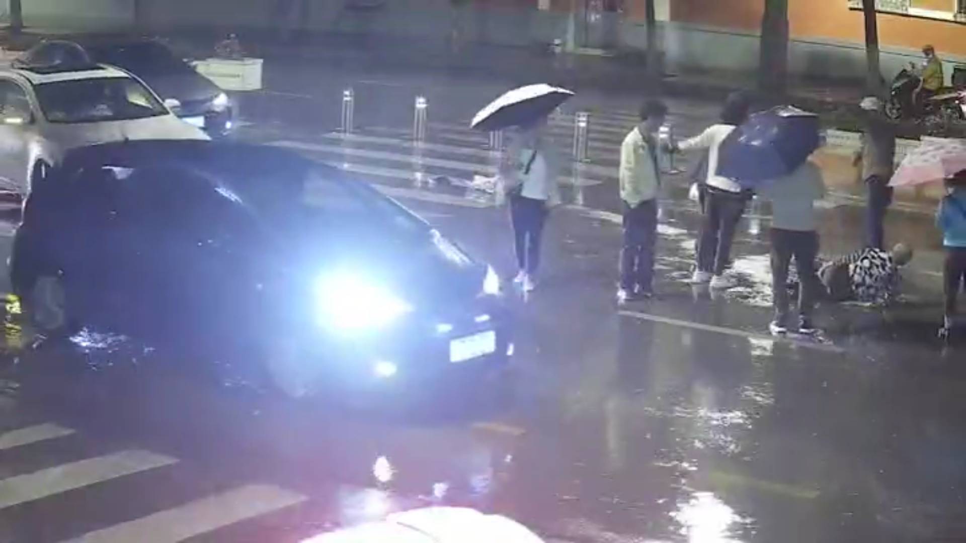 暖心！云南一女子雨夜斑馬線上被撞飛 眾人攔車護人一學生全程為傷者撐傘