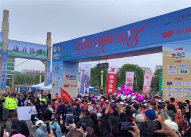 2021迪尚“丽人18”乳山女子半程马拉松赛在银滩鸣枪开赛