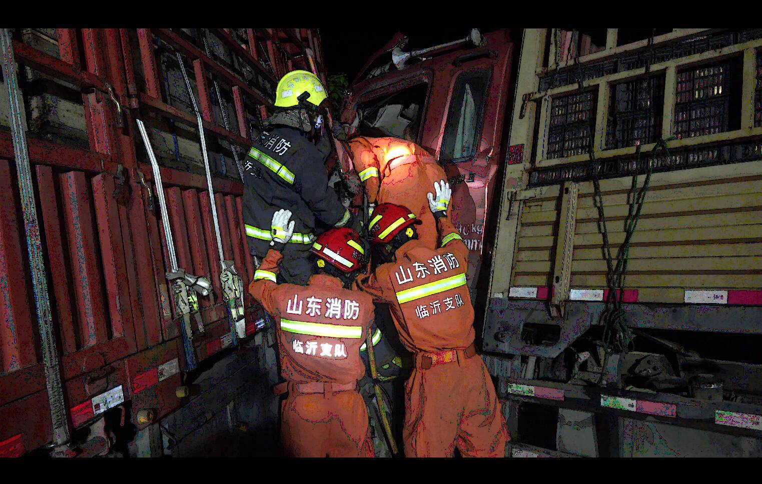 临沂：两货车相撞一人被困 消防员紧急施救
