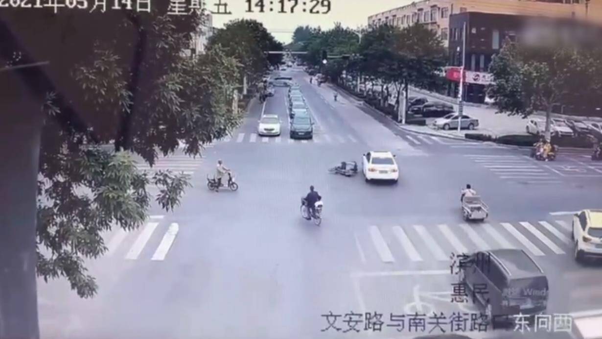 滨州一男子驾驶电动自行车闯红灯 被撞伤还要负全责
