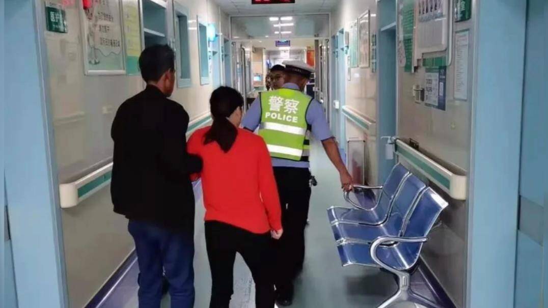 滨州一市民患病急需就医 民警为其开道紧急护送
