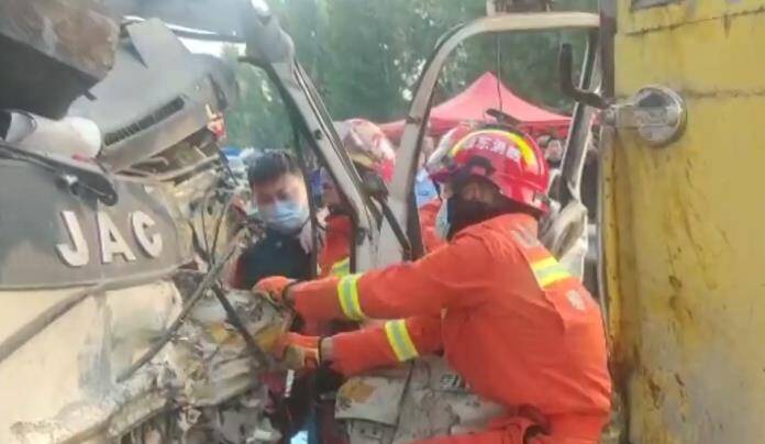 货车撞上吊车驾驶员被困，滕州消防破拆救人