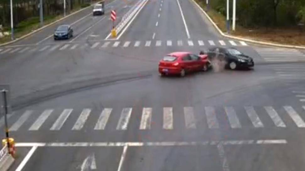 仅3秒！滨州博兴一轿车闯红灯与一正常行驶车辆相撞