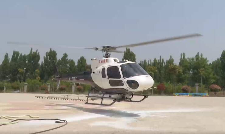 直升机满载800公斤农药腾空而起，滕州防治美国白蛾作业启动