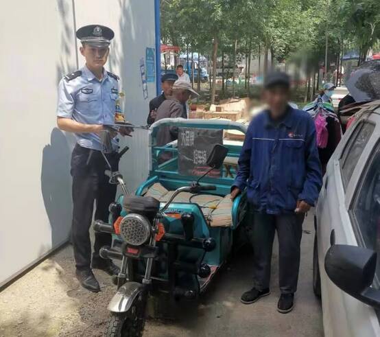 滨州惠民一老人的电动三轮车在集市上“被偷” 民警善意“谎言”帮解决