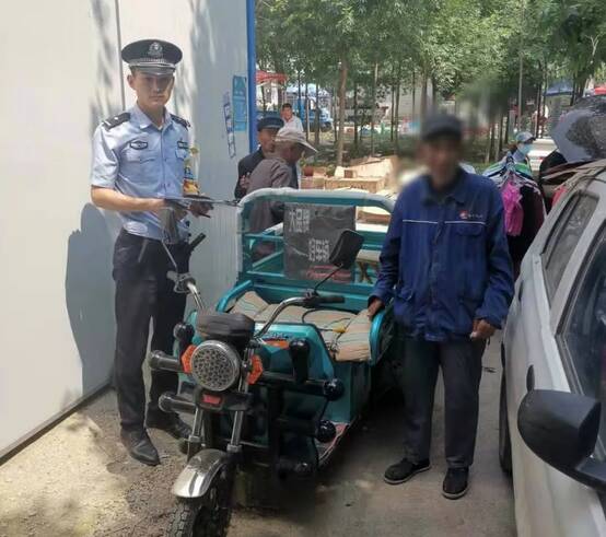 濱州惠民一老人的電動三輪車在集市上“被偷” 民警善意“謊言”幫解決