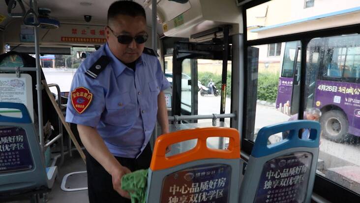 济南钢城：打造好文明城市“门面” 让公交车成为流动的文明窗口！