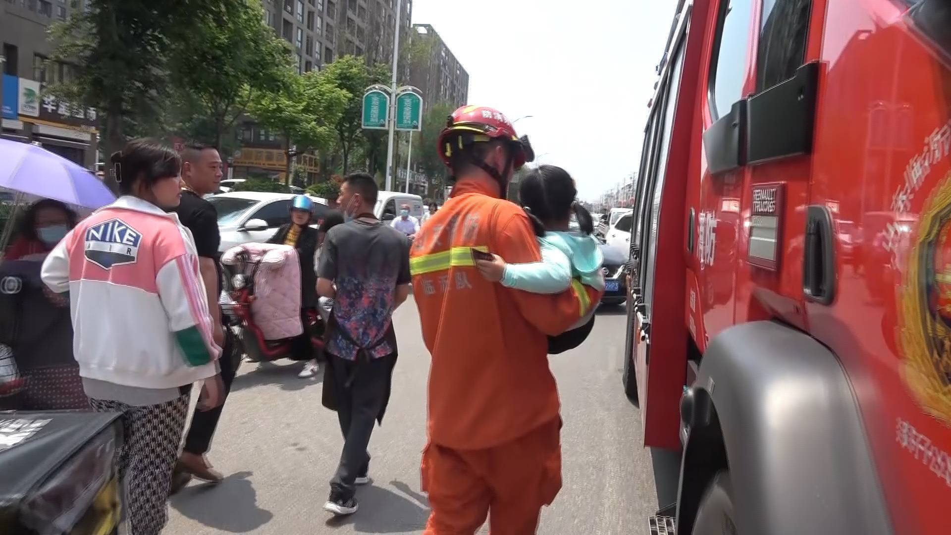 临沂一5岁女童右脚卡电动车后轮 救出后消防车变身“救护车”