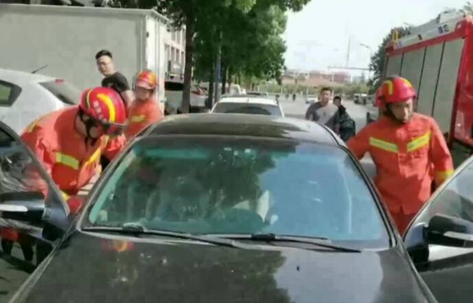 婴儿被困在车内 滕州消防破拆救人