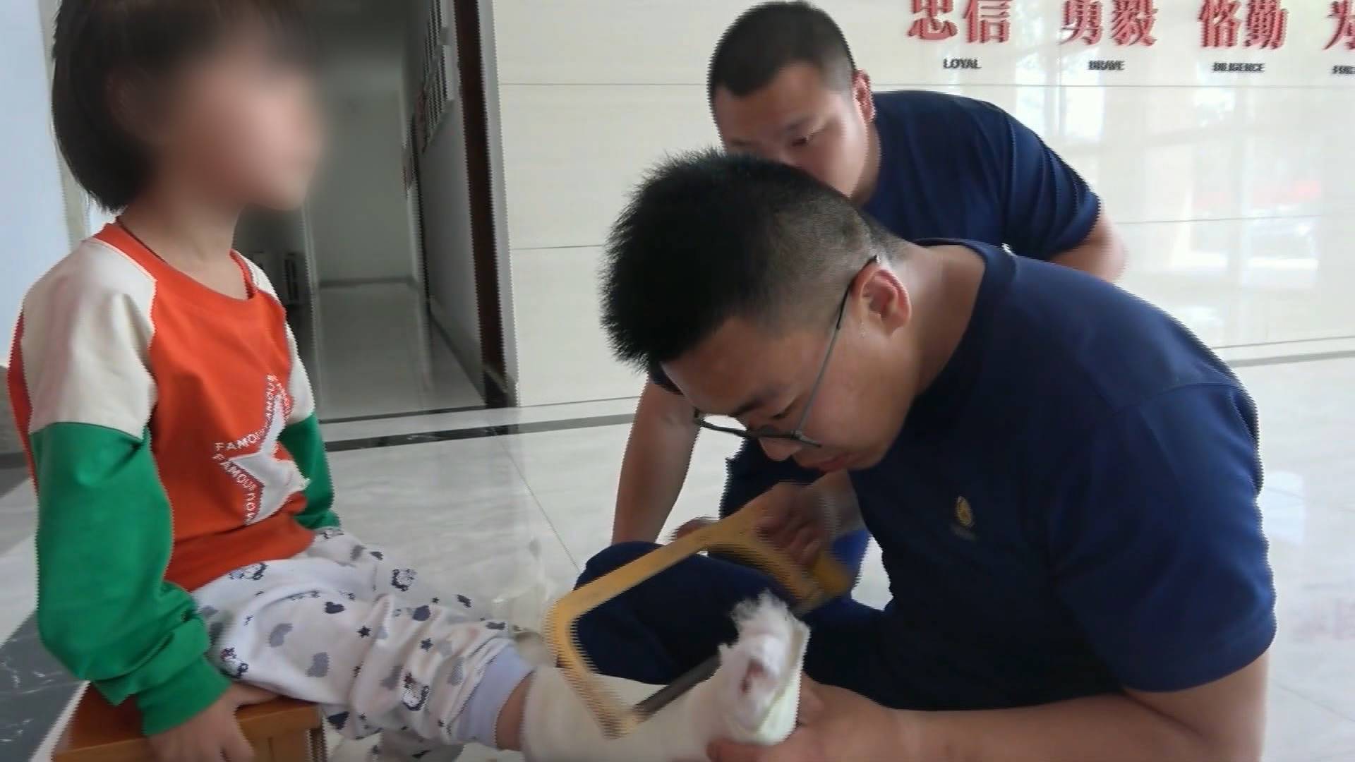 滨州一3岁女童被困“石膏鞋” 消防蜀黍细心施救