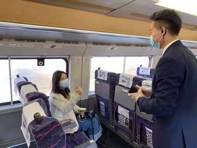 旅客高铁上丢失电脑包  列车工作人员暖心找回