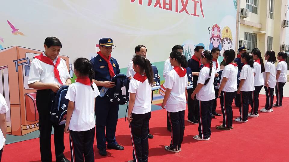 蓝焰竞辉 情暖“六一” 济宁消防支队举行爱心助学捐赠仪式