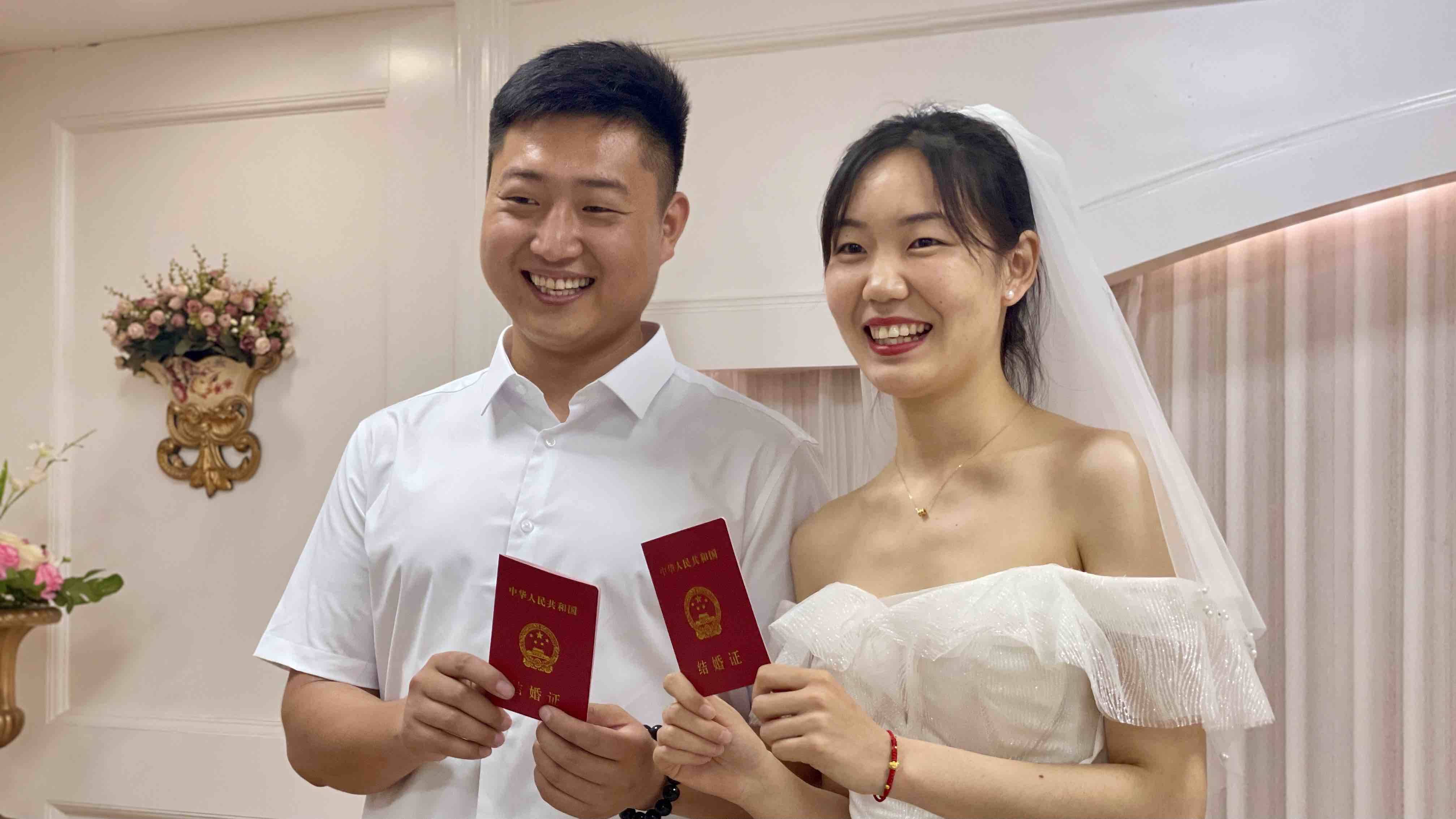全国第一张“跨省通办”结婚证在济南发出！钻石婚夫妇为其颁证