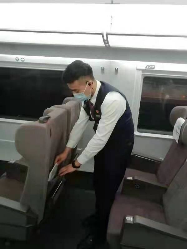 济宁曲阜男子手机遗落高铁上  列车值班员第一时间帮忙找回